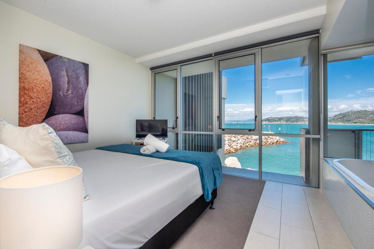 One Bright Point - Stunning Water Views Apartment Nelly Bay Exterior foto